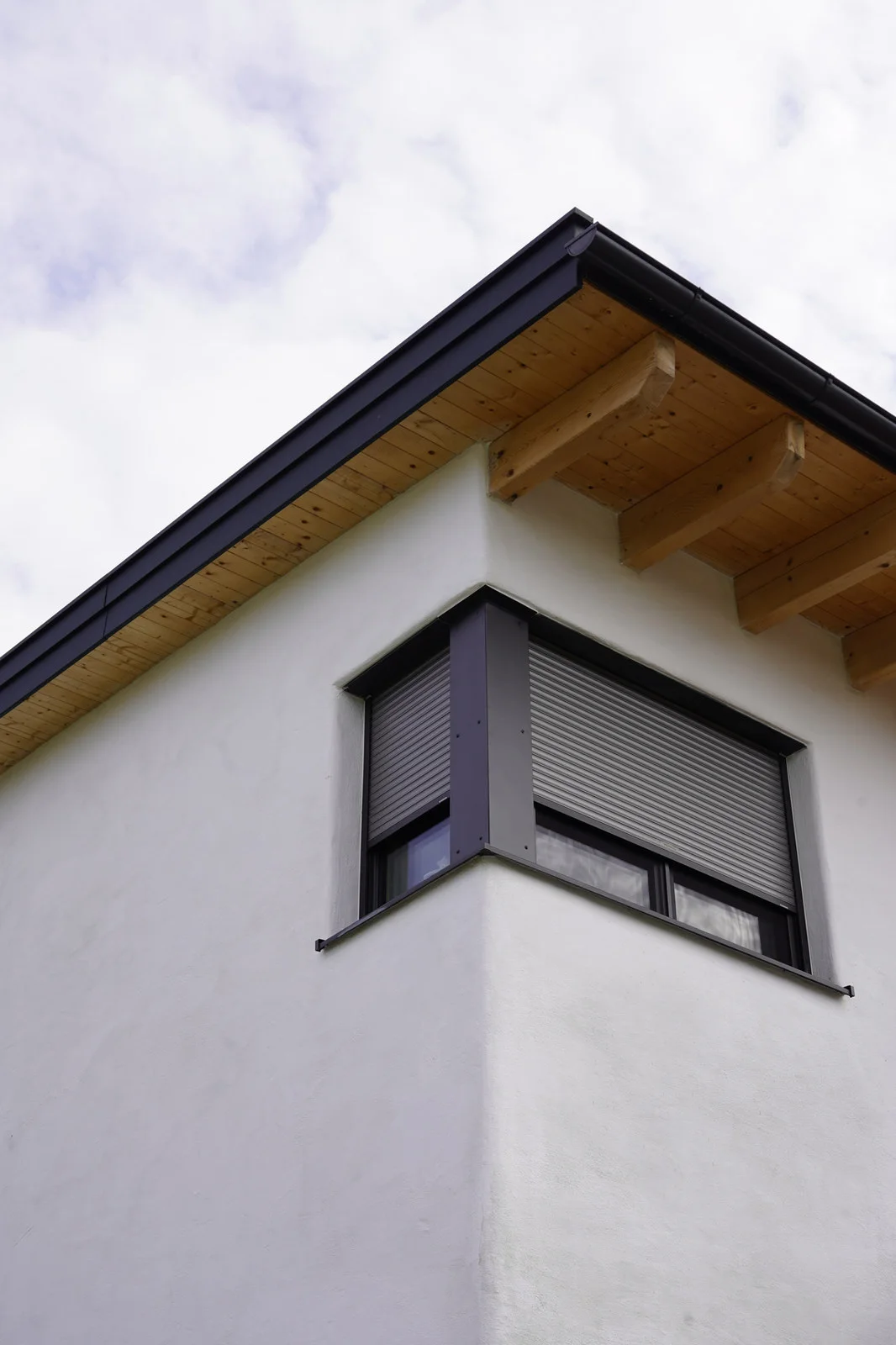 Wohnliches Detail aus Holz und Lehm
