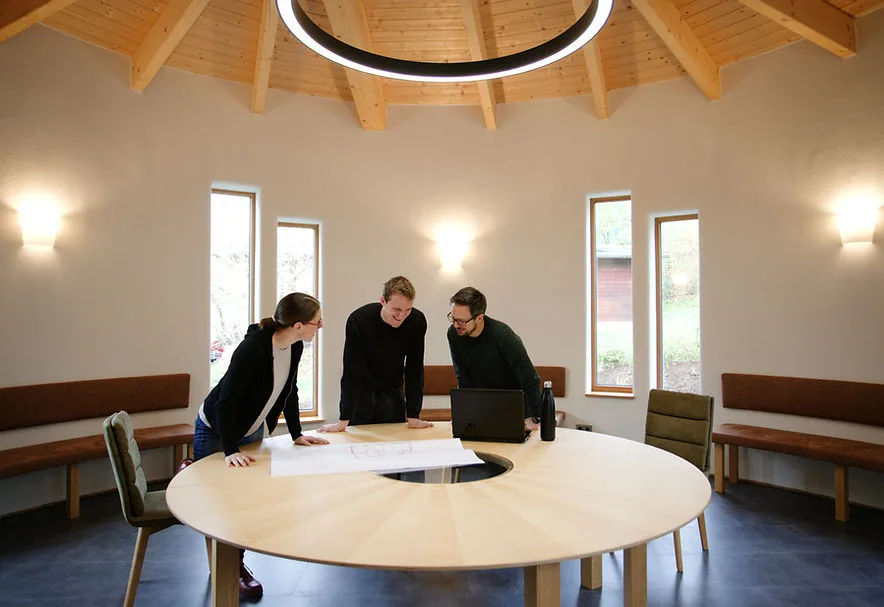 Architektonische Planskizze eines Naturhauses mit Bezug auf Sonne, Wind und Ausblick