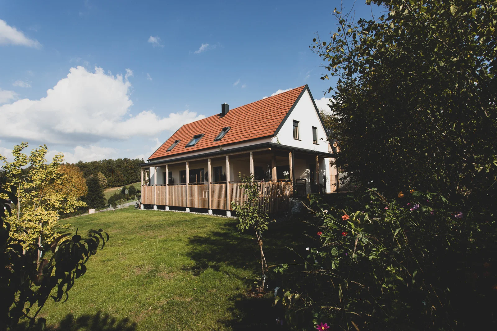Handwerker beim Aufrichten einer Holzkonstruktion