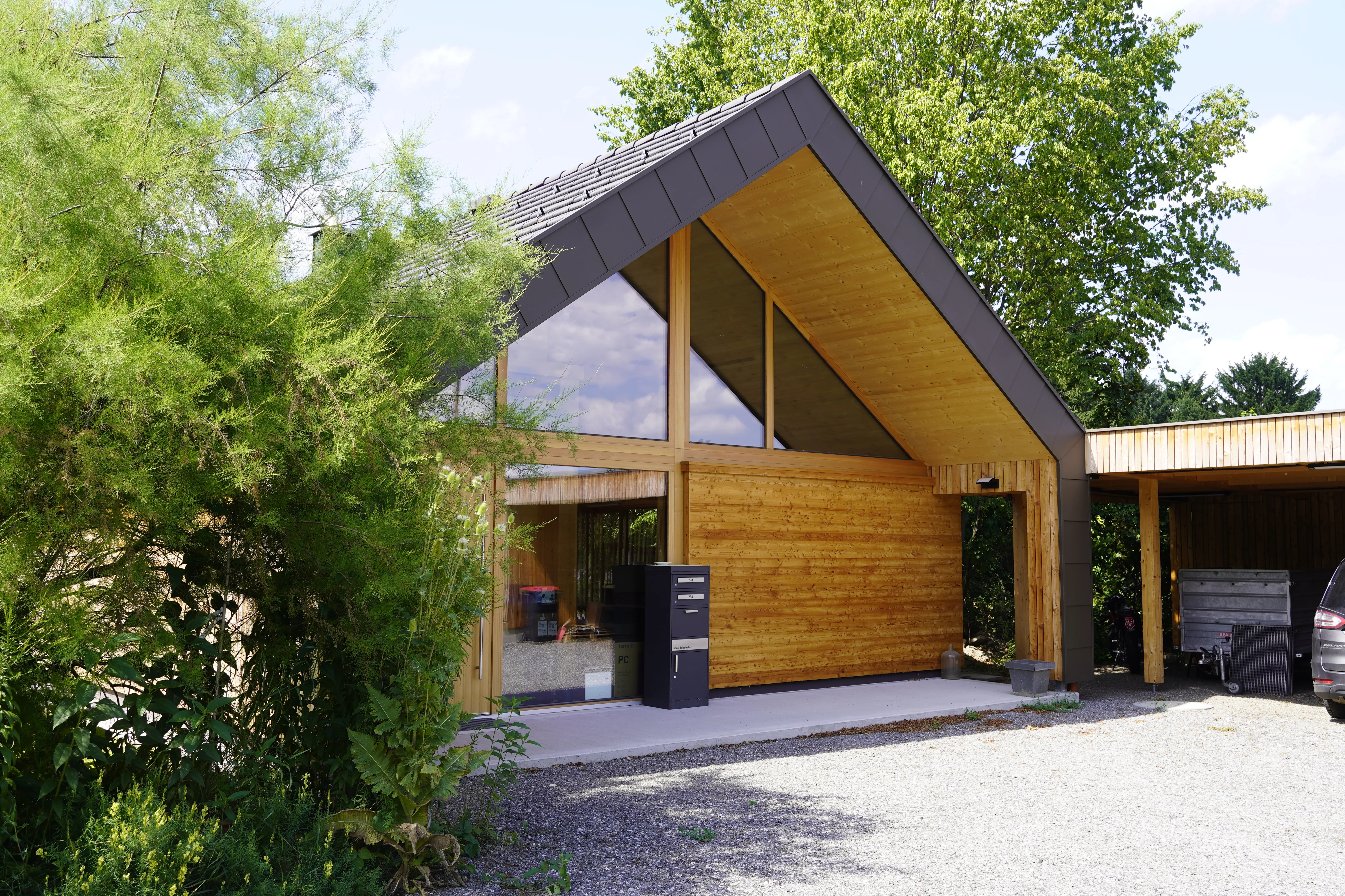 Büro David: Außenansicht mit charakteristischem Giebel und Holz-Glas-Fassade