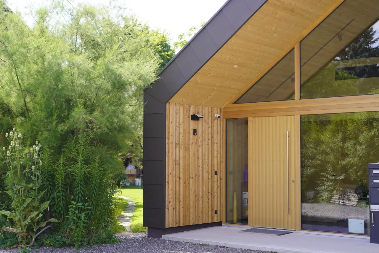 Büro David: Firmengebäude mit Holz-Glas-Fassade