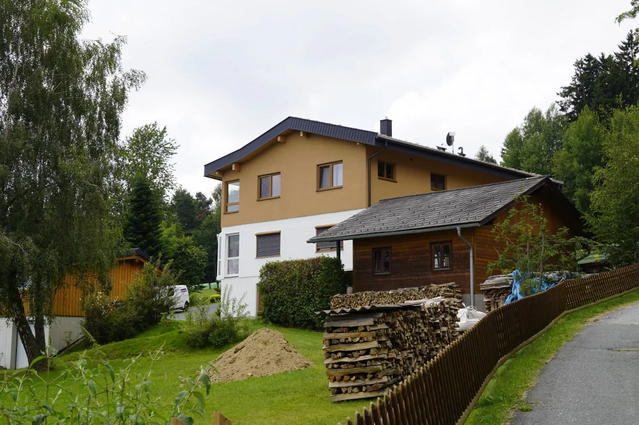 Haus Anita: Straßenansicht des Hauses mit dem aufgestockten Obergeschoss über dem bestehenden Erdgeschoss