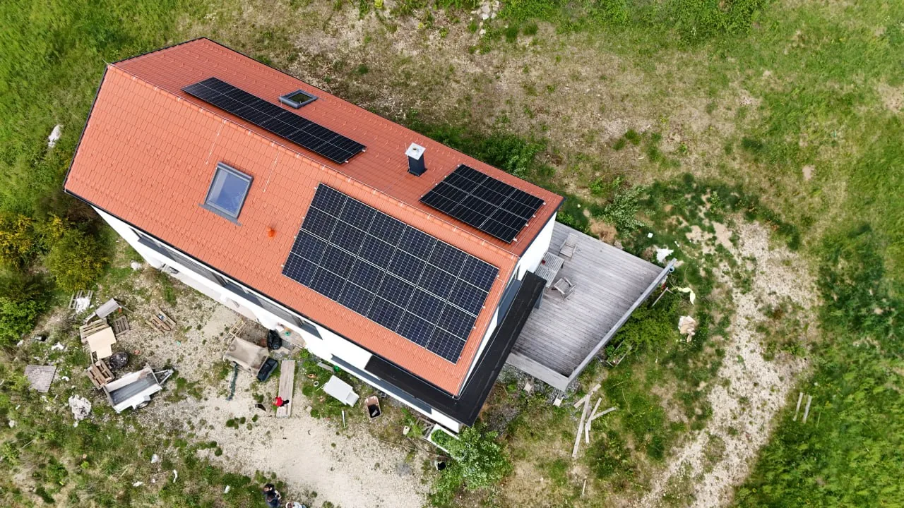 Haus Antonia: Dachaufsicht mit Photovoltaikmodulen und Dachfenstern im roten Ziegeldach