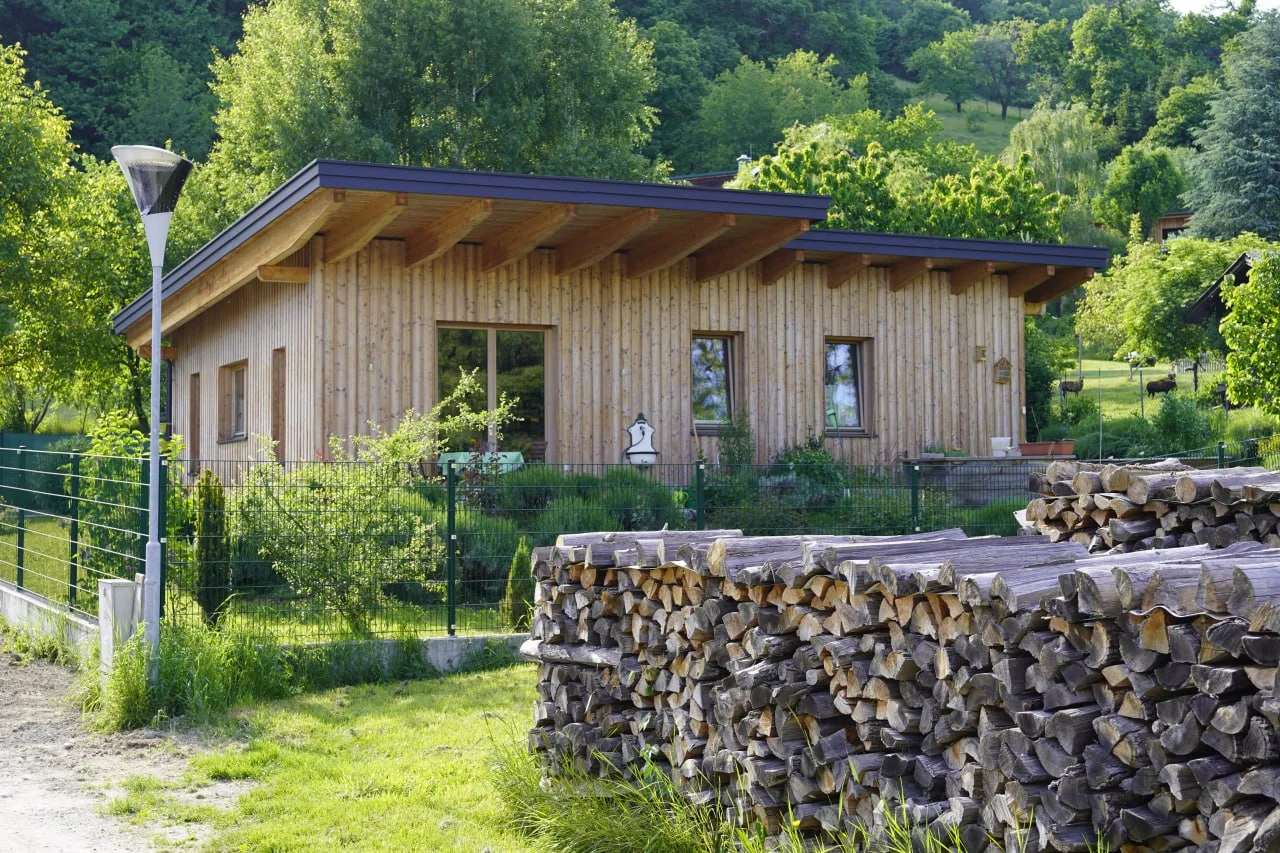 Haus Ingrid: Holzfassade mit vertikaler Lärchenschalung