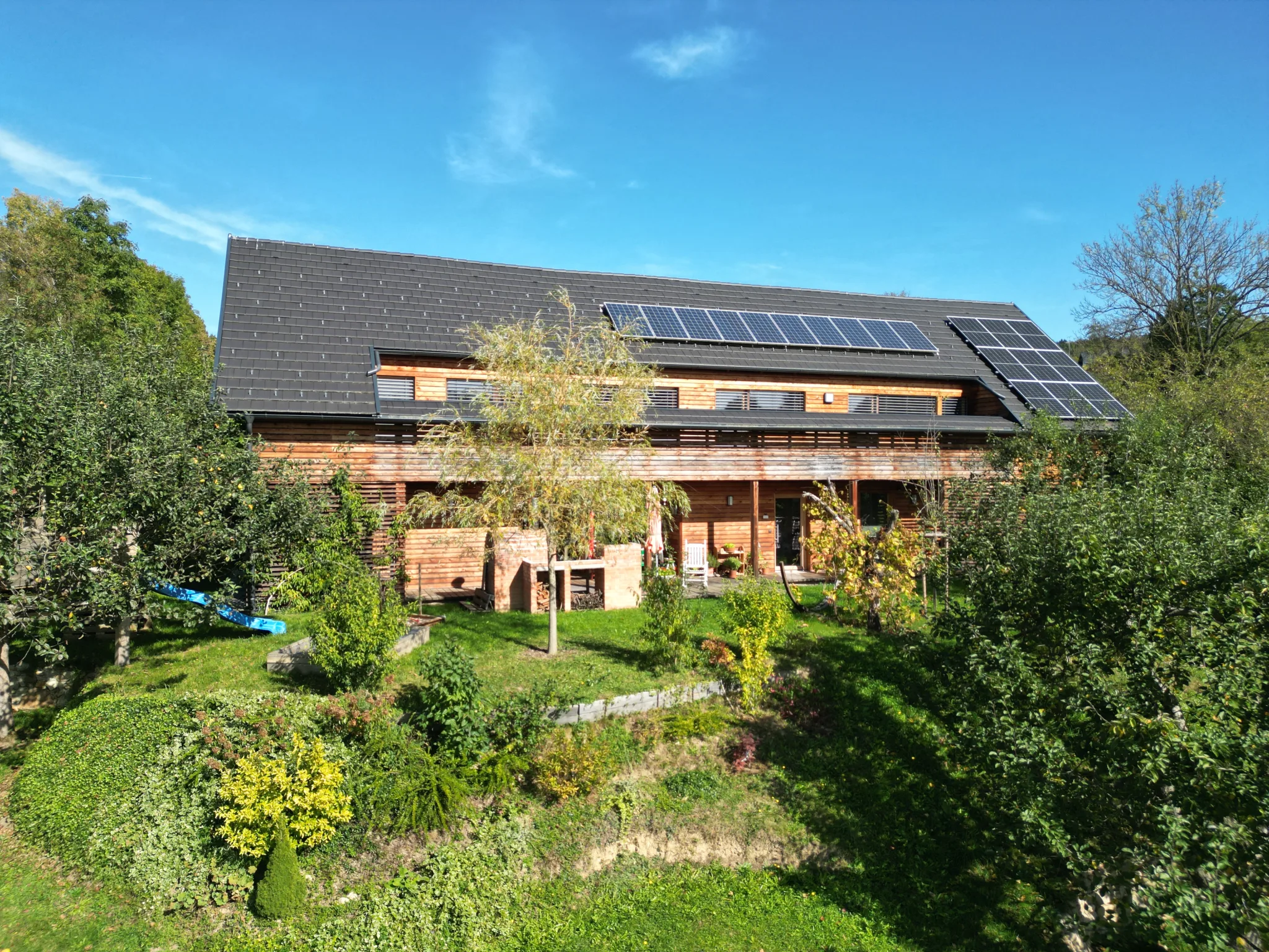 Haus Monika: Rückansicht des Hauses mit Garten und Streuobstwiese