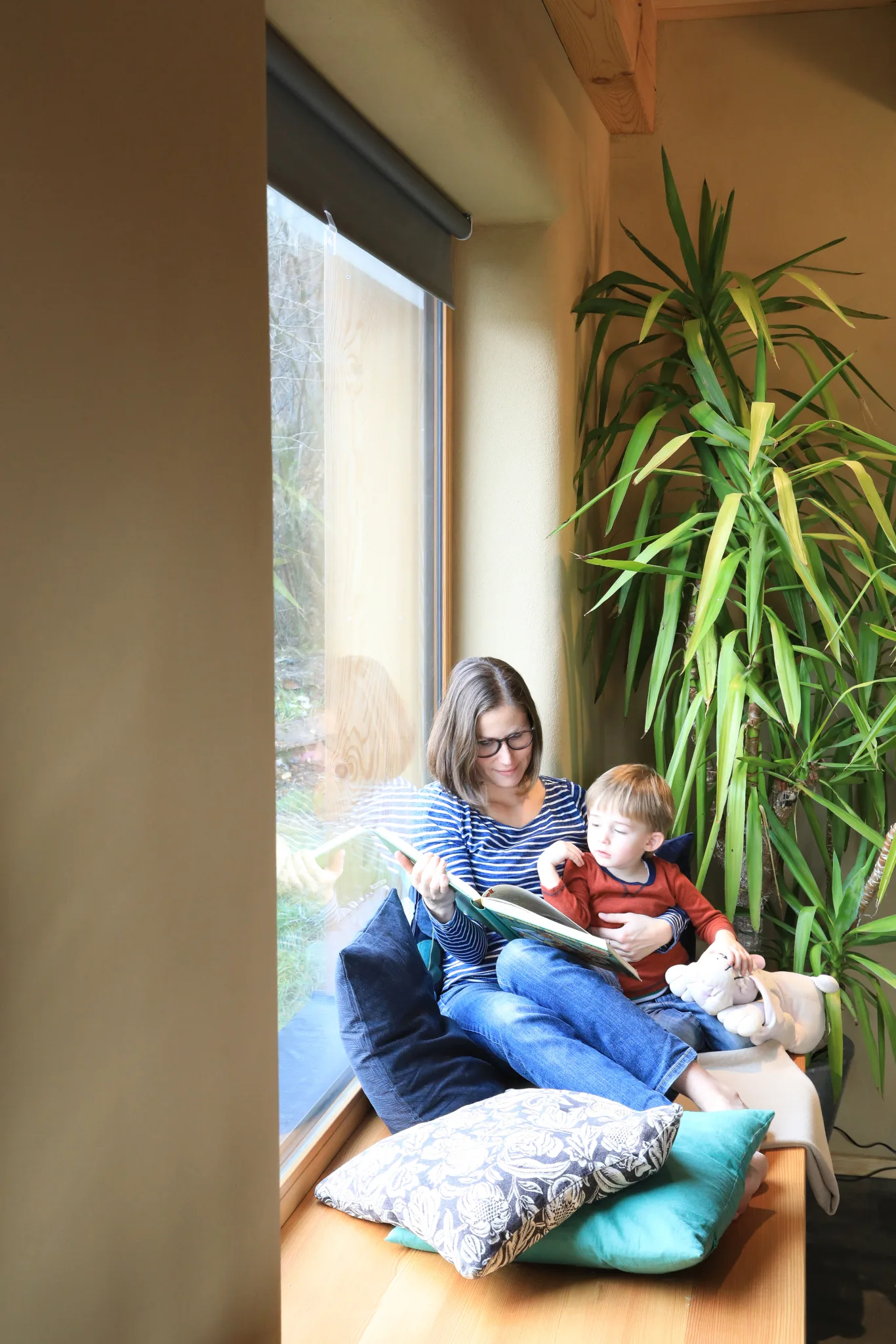 Haus Monika: Leseecke am Fenster mit Sitzkissen und Pflanzen