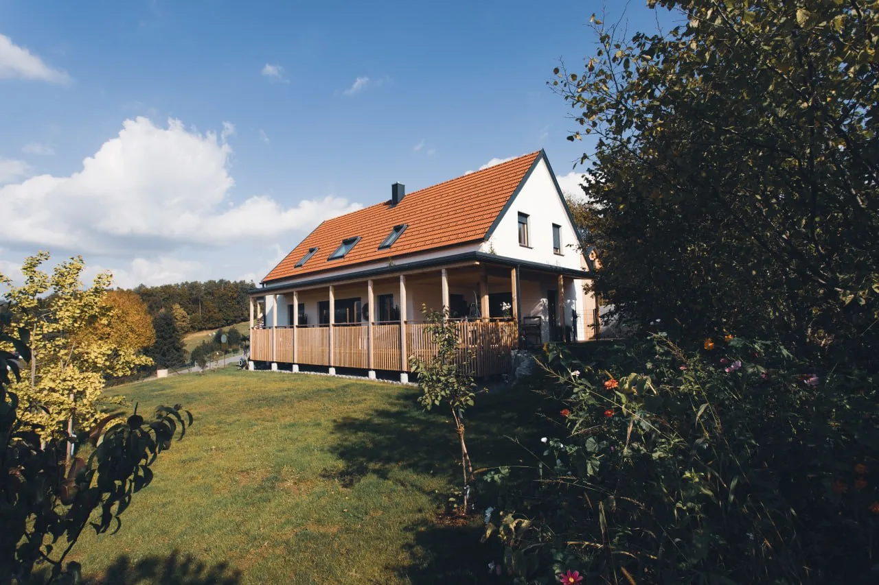 Haus Renate: Neubau auf Stelzen mit Holzterrasse