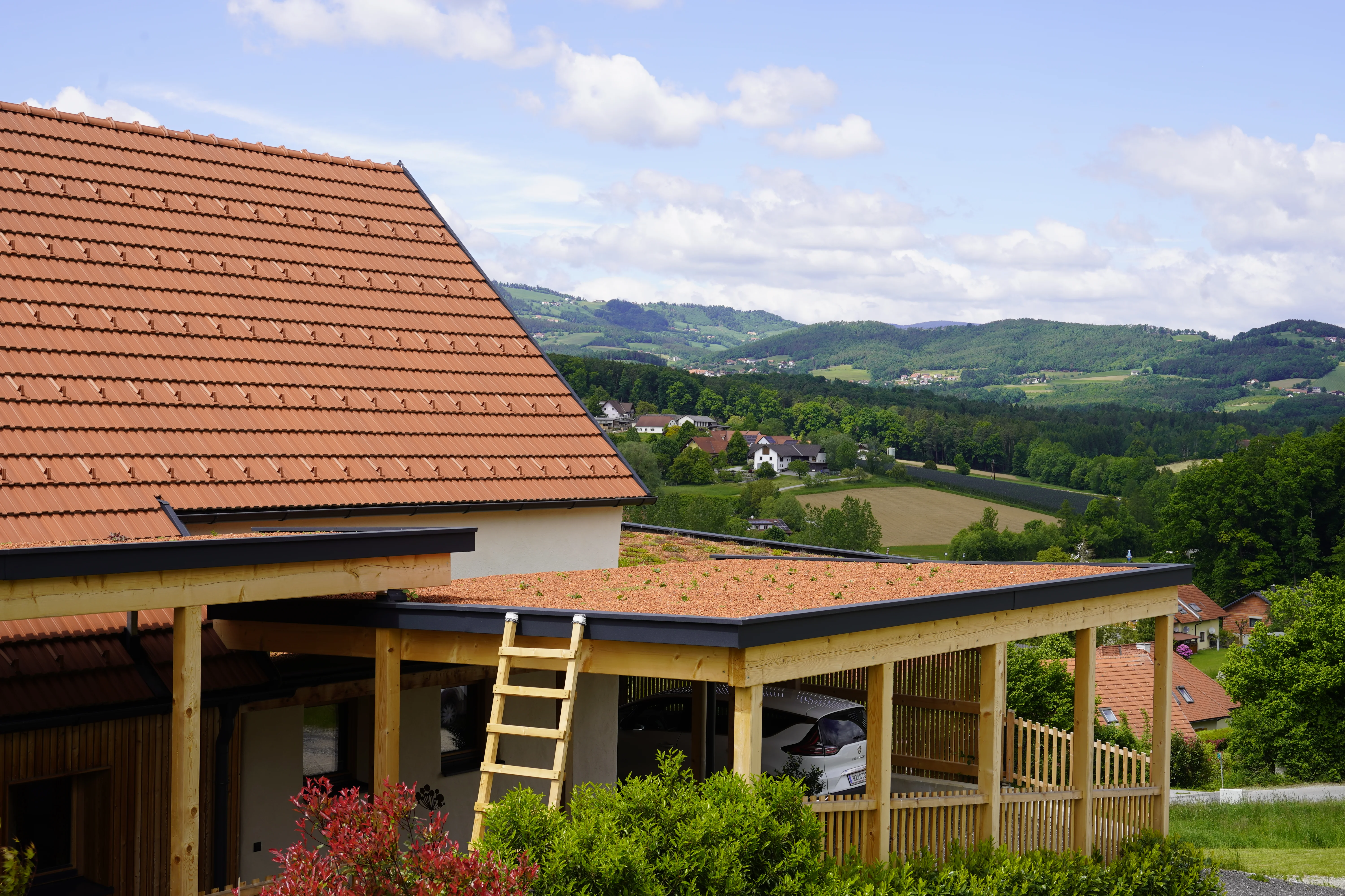 Haus Renate: Begrüntes Flachdach des Zubaues mit Ausblick in die Hügellandschaft