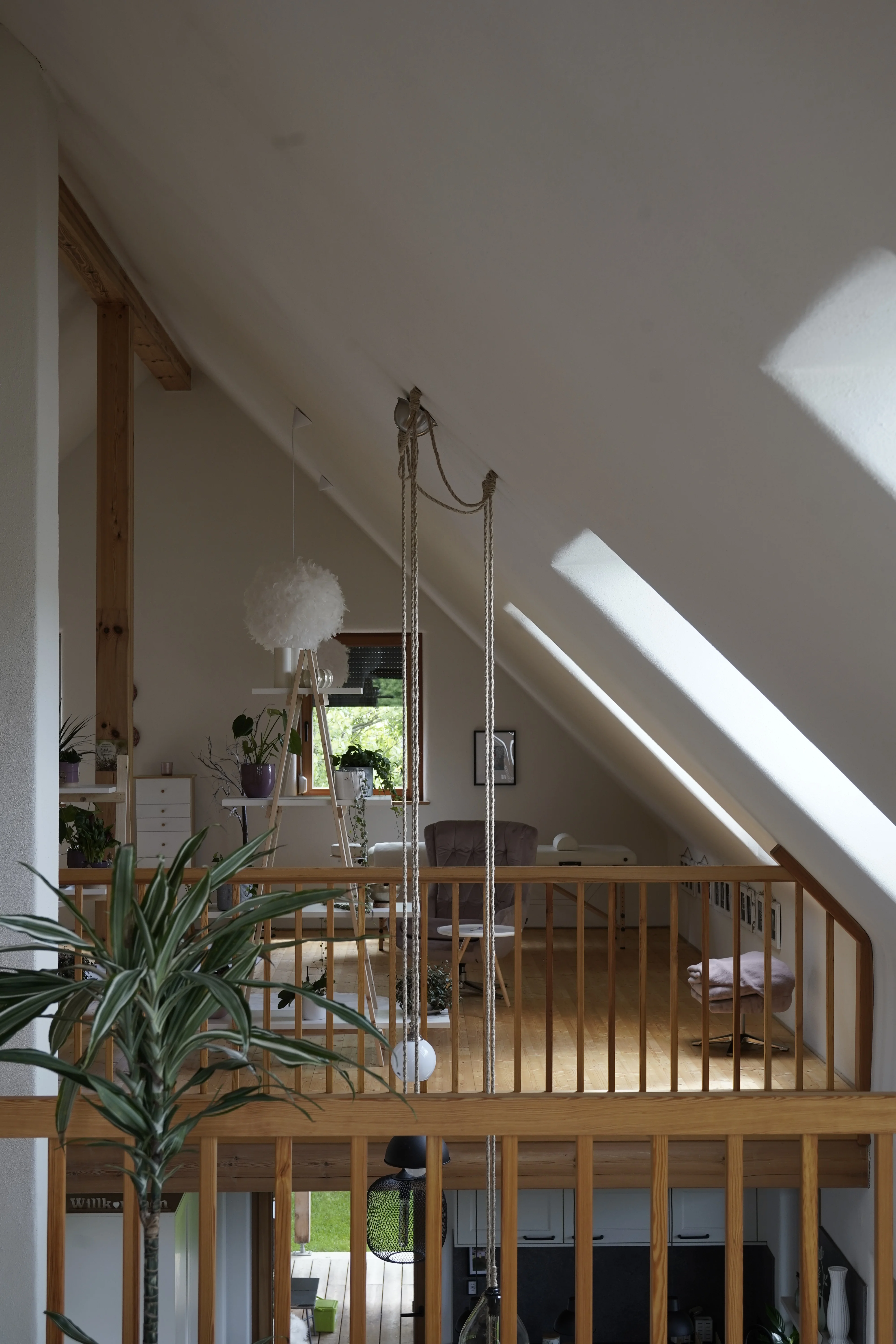 Haus Renate: Blick von der Galerieebene über die Holzbrüstung ins Erdgeschoss