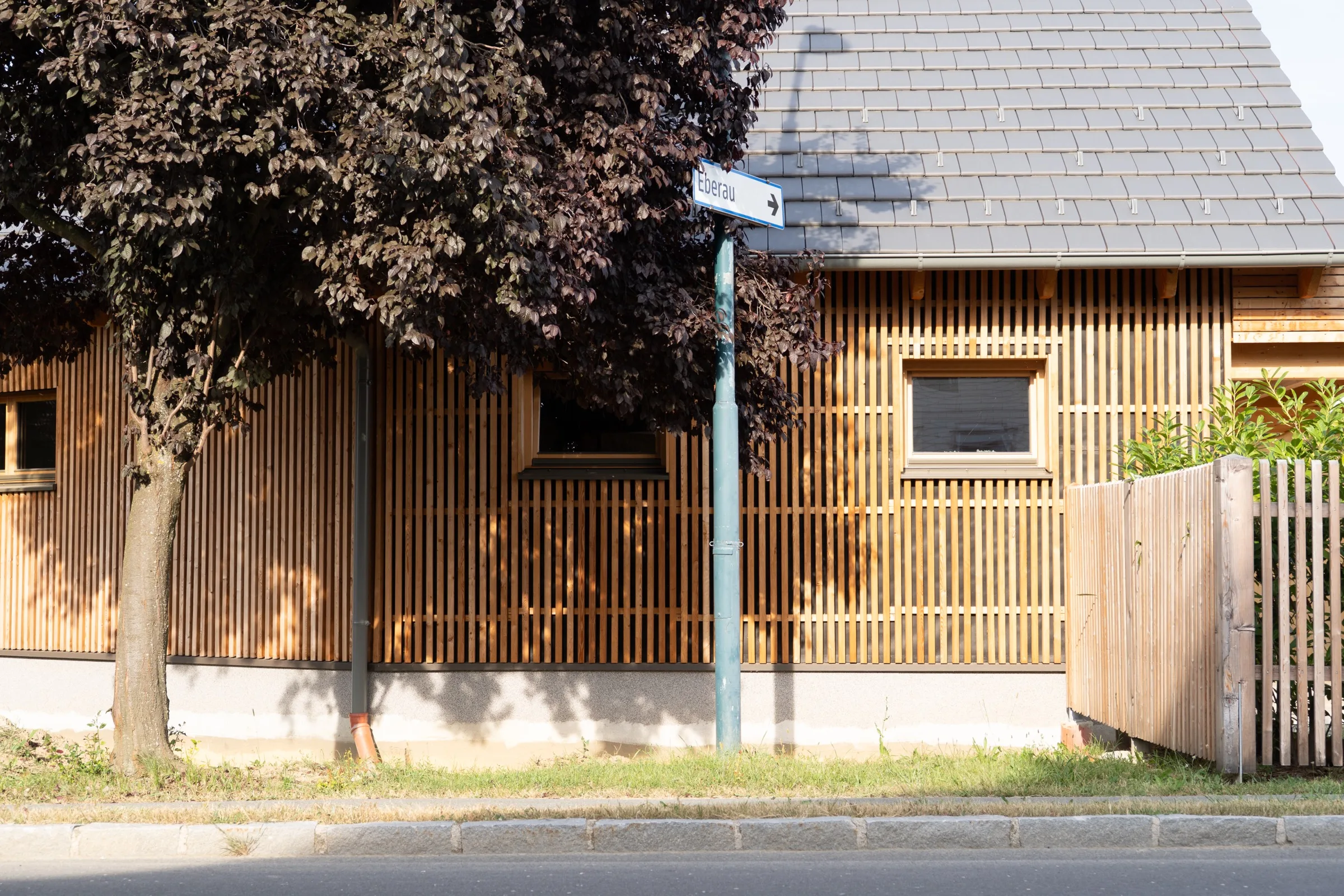 Haus Teresa: Detailansicht der vertikalen Holzfassade des Zubaus