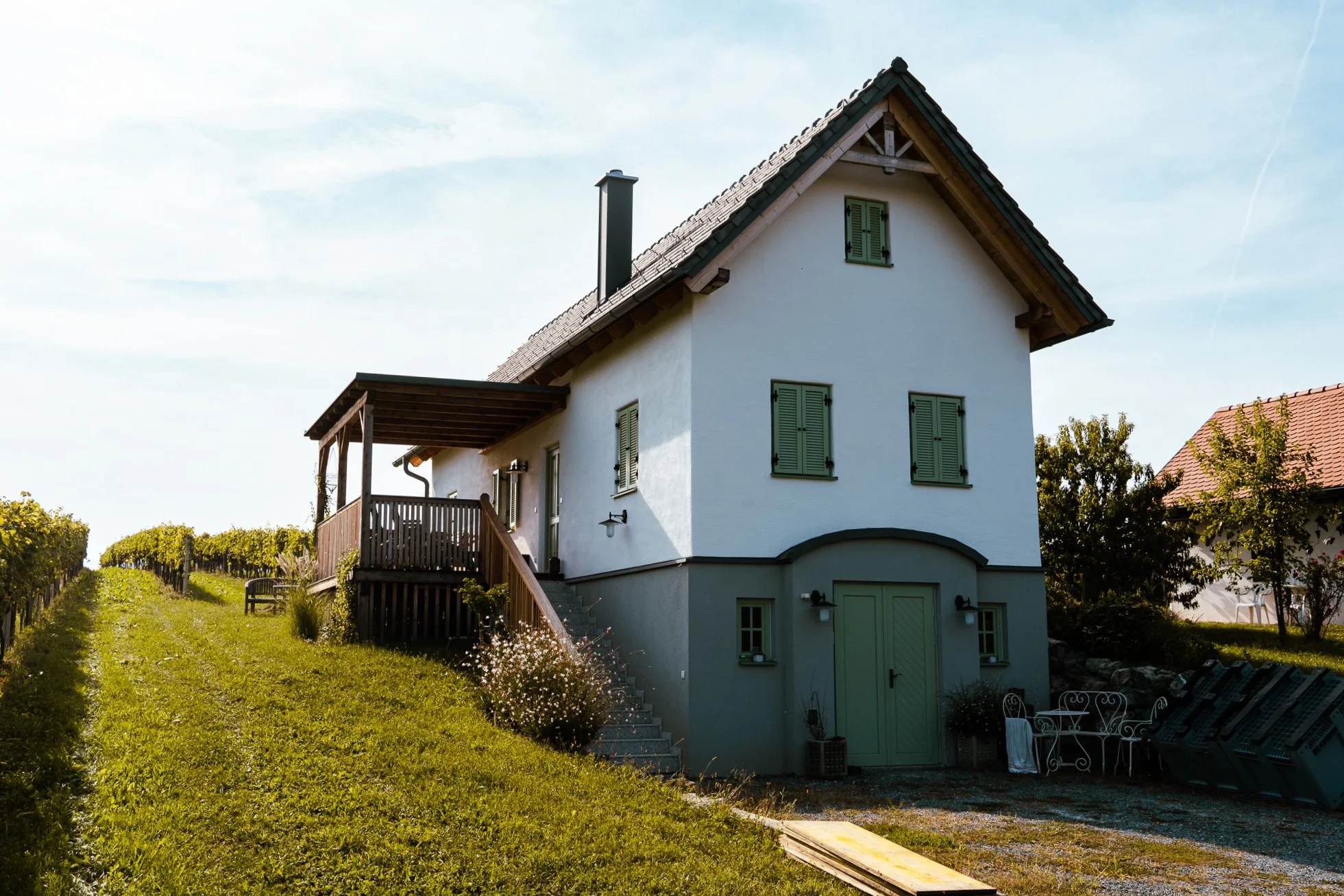 Kellerstöckl: Giebelansicht des Neubaus mit grünen Fensterläden, direkt am Weingarten