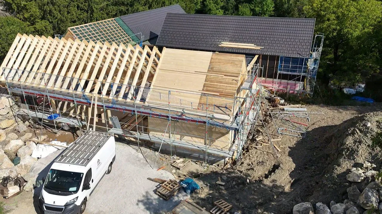 Projekt Lauber: Luftaufnahme der Baustelle mit aufgestelltem Dachstuhl und Gerüst