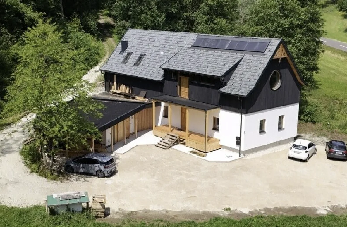Luftaufnahme der Mühle mit Solarkollektoren auf dem Dach, Veranda und Vorplatz