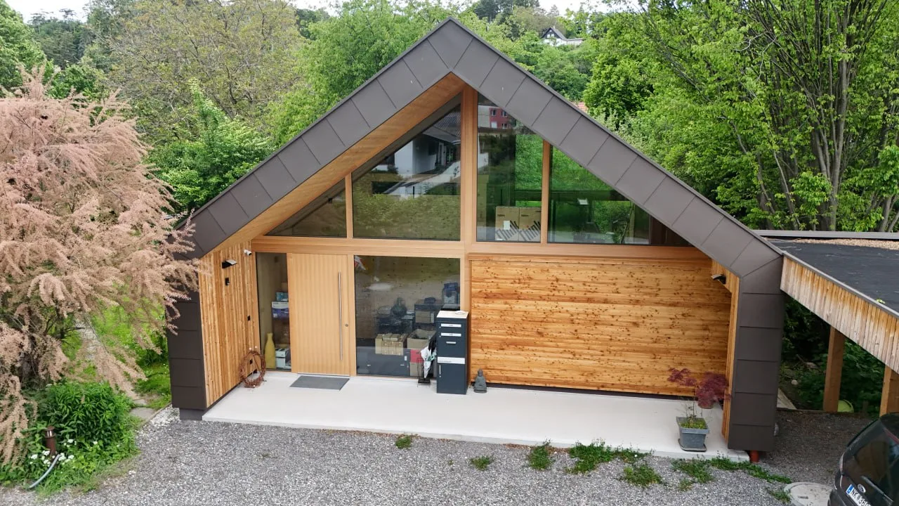 Neubau eines Naturhauses in moderner Holzbauweise mit großer Glasfassade