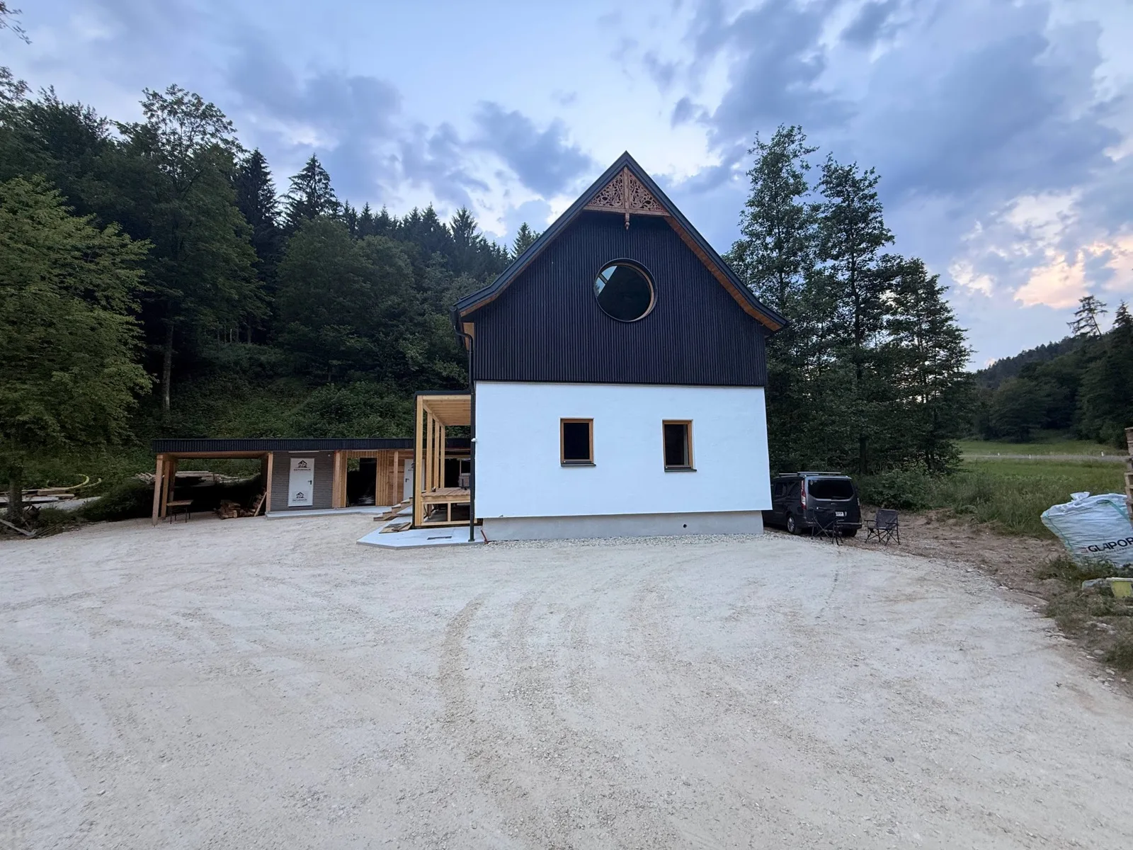 Saniertes Naturhaus mit neuer Fassade in der Abenddämmerung