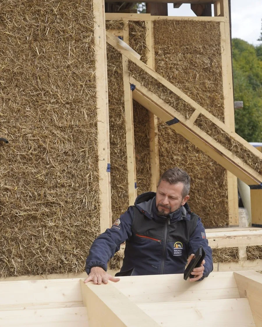 Montage einer Strohwand im Holzriegel auf der Baustelle