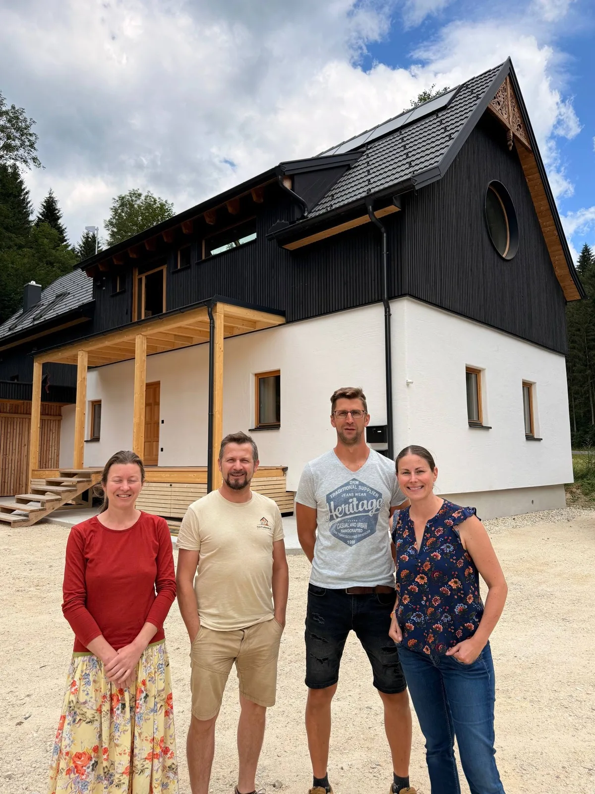 Das Team von Naturhaus Wechselland gemeinsam vor der Mühle