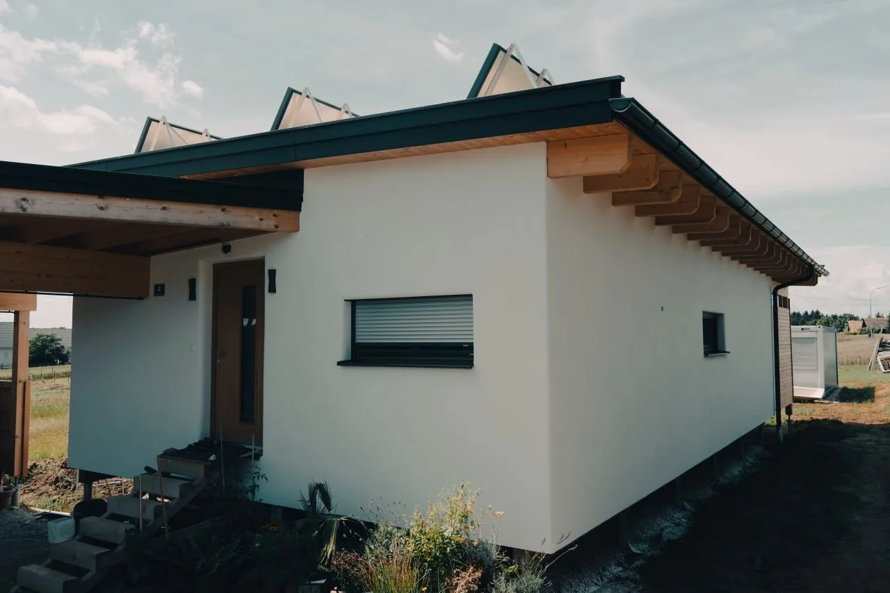 Tinyhaus Martina: Ansicht der Schmalseite mit drei Oberlichtern auf dem Pultdach